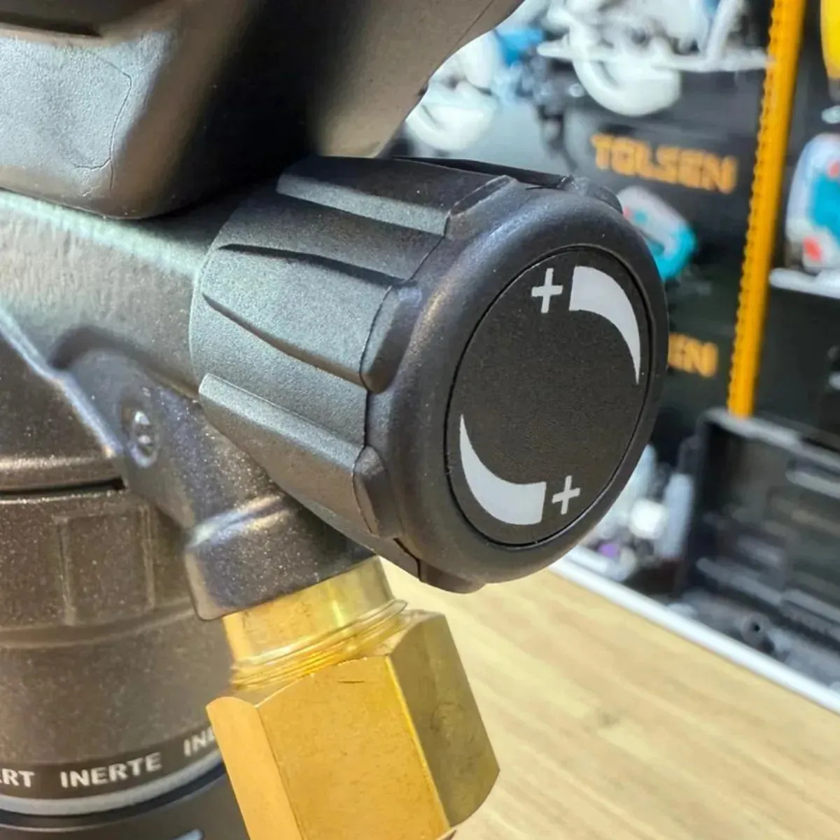 Manometro 2 Relojes Linde 200bar Con Proteccion Regulador - Imagen 2