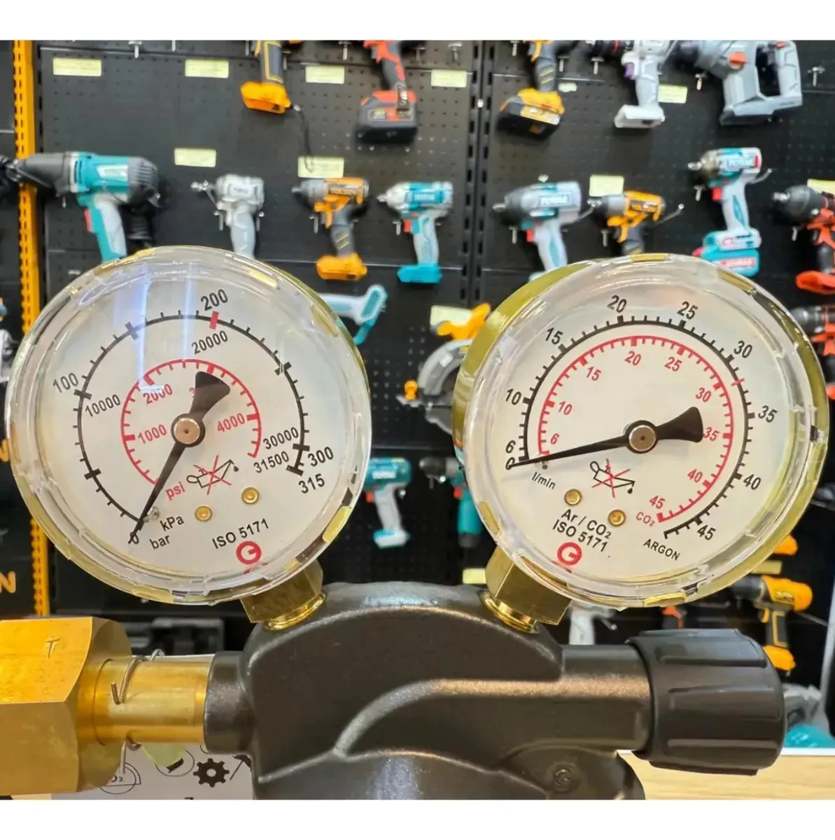 Manometro 2 Relojes Linde 200bar Con Proteccion Regulador - Imagen 6