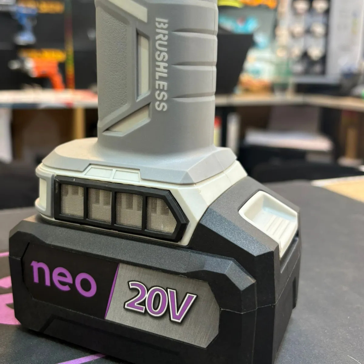 Amoladora A Bateria Neo + Cargador Y Bateria Color Gris - Imagen 5